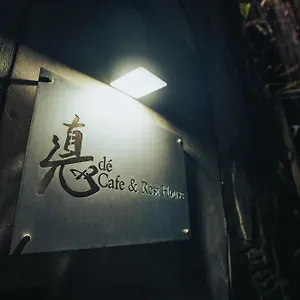 De Cafe & Capsule hotel